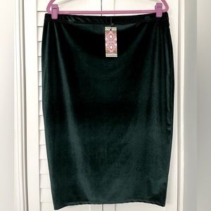Boohoo NWT Green Velvet Skirt Size US-18 UK-22